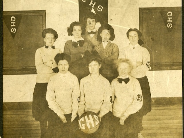 Girls_basketball_team_1907_front.jpeg
